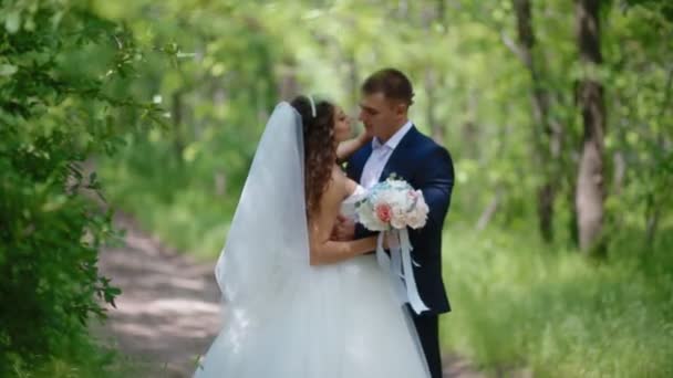 Mariée et marié posent dans le bois — Video