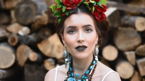 Unga kaukasiska kvinna pose med stack av trä — Stockvideo