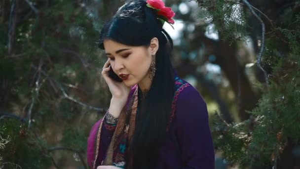 Jovem mulher asiática falar por telefone — Vídeo de Stock