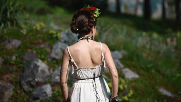 Молодая женщина-модель в мексиканском платье позирует на открытом воздухе — стоковое видео