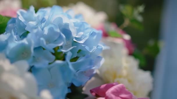 Bruiloft decoratie. Boeket met kleurrijke peony. — Stockvideo