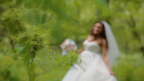 Hermosa pose de novia con ramo de boda — Vídeo de stock