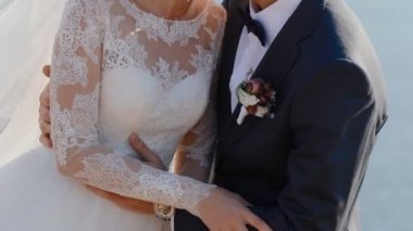 Gelin ve damat nehrin yanında poz