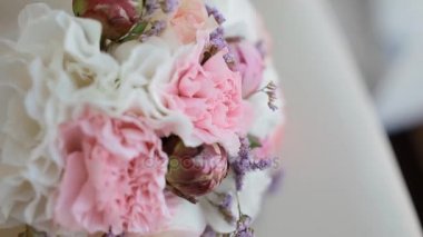 Sandalyenin üzerinde güzel düğün buketi