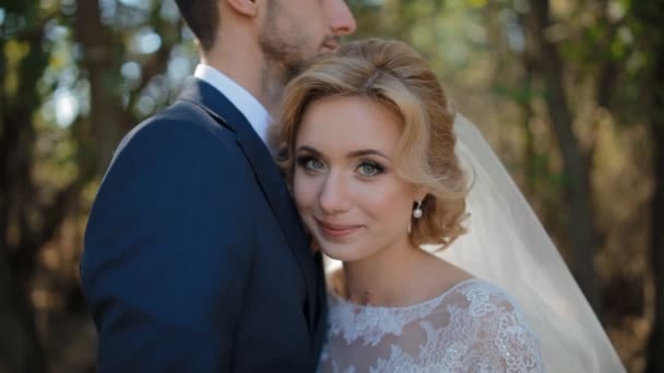 Sposa e sposo posa all'aperto — Video Stock