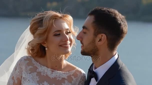 Gelin ve damat nehrin yanında poz — Stok video