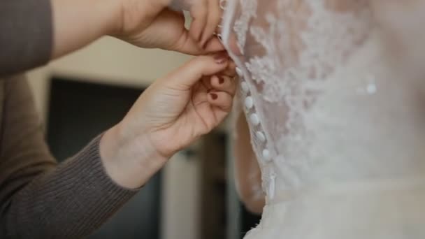 Matka pomaga przyszyć guziki na sukienka — Wideo stockowe