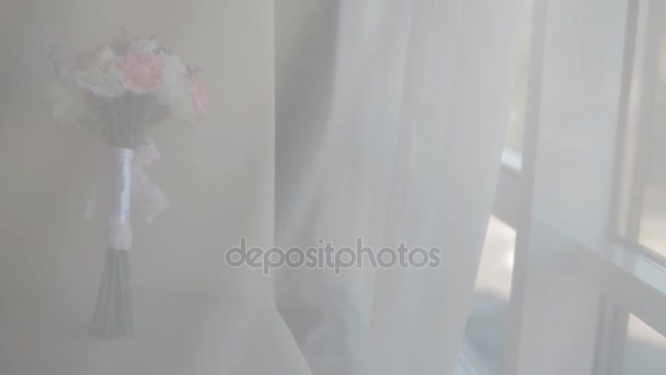 Hermoso ramo de boda en la silla — Vídeos de Stock