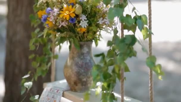 Tontopf mit frischen Blumen — Stockvideo