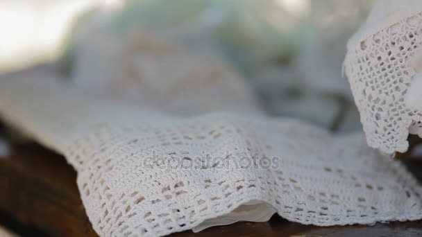 Femme plie à la main serviettes tricotées — Video