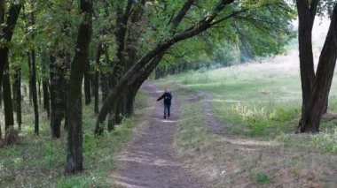 Küçük çocuk happile yolda yürürken