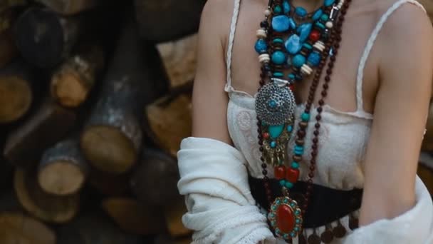 Jonge Kaukasische vrouw poseren met stapel hout — Stockvideo