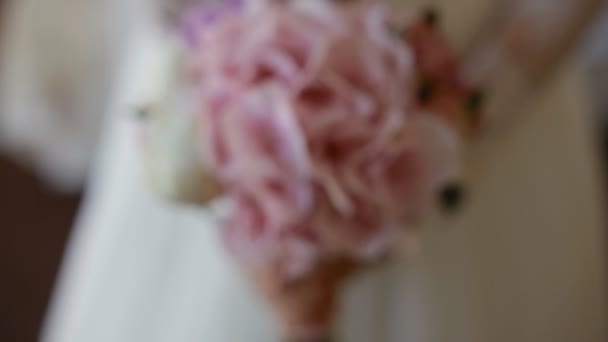 Sposa tenere bouquet da sposa — Video Stock