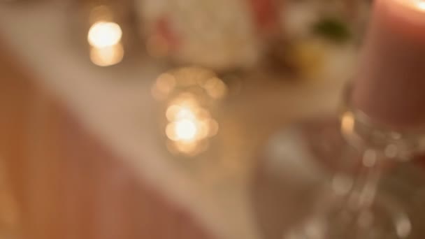 Vista de la mesa de boda bien decorada — Vídeos de Stock