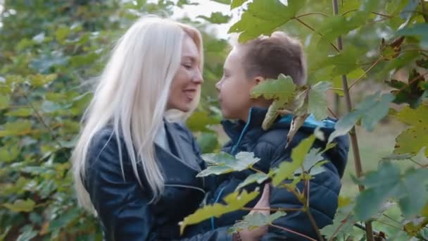 Moeder en zoon raken elkaar met hun neuzen — Stockvideo