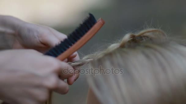 KYIV, UKRAINE - 3 July 2015: hair dresser making tress to the model — 图库视频影像