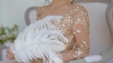 Altın elbiseli studio poz Gergeous kadın.