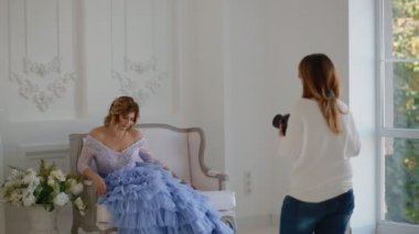 Fotoğrafçı modeli Studio ile çalışırsınız. Sahne arkasında.