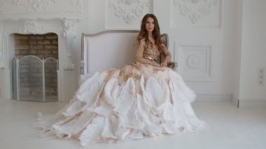 Altın elbiseli studio poz Gergeous kadın.