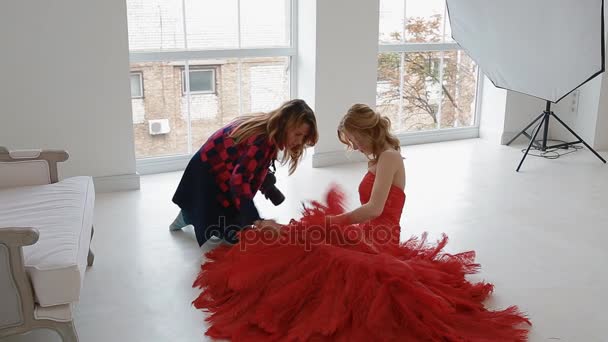 Fotógrafo trabaja con modelo en estudio. Entre bastidores . — Vídeos de Stock