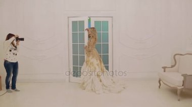 Fotoğrafçı modeli Studio ile çalışırsınız. Sahne arkasında.