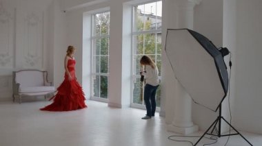 Fotoğrafçı modeli Studio ile çalışırsınız. Sahne arkasında.