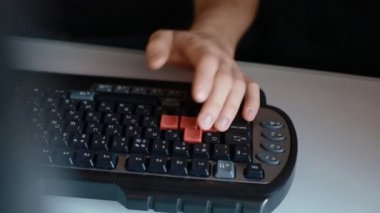 Adam oyun video istimal klavye oyunu