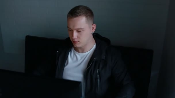 Молодой человек играет в компьютерные игры на ПК — стоковое видео