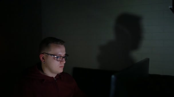 Junger Mann spielt Videospiel am PC — Stockvideo