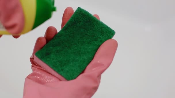 Una mujer vierte un limpiador en una esponja — Vídeos de Stock
