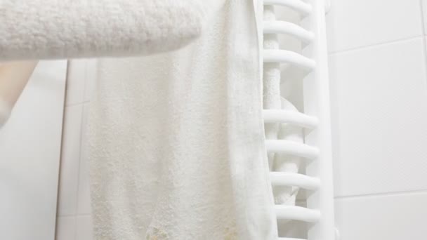 Frau legte das weiße Handtuch auf den Kleiderbügel — Stockvideo