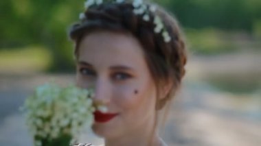 Vadideki zambak kadınla portresi