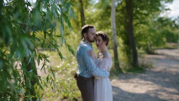 Jonge Kaukasische paar pose aan fotograaf — Stockvideo
