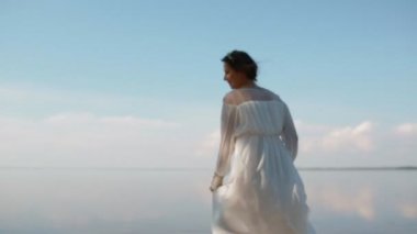 Gelin elbisesi ile oynamak