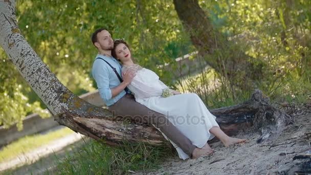 Jeune couple caucasien pose pour photographe — Video