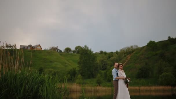 Noiva e noivo posando no cais — Vídeo de Stock