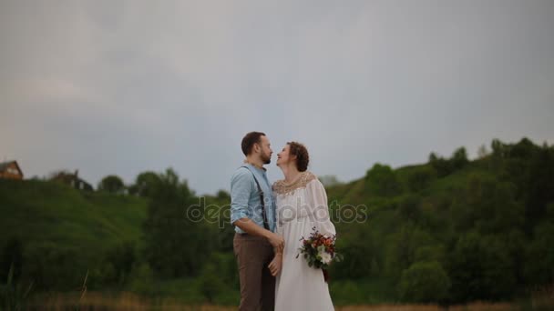 Жених и невеста позируют на пирсе — стоковое видео