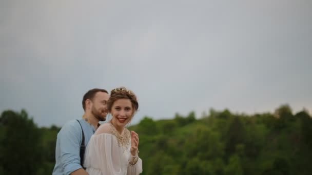 Bruden och brudgummen poserar på piren — Stockvideo