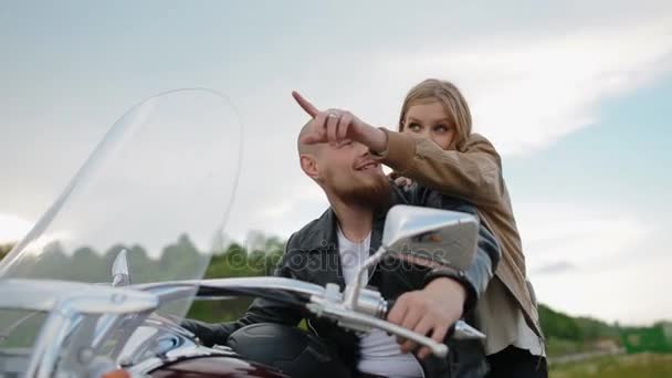 Young white couple on the motorbike — Stock Video