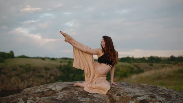 Mujer embarazada haciendo deporte al aire libre — Vídeo de stock