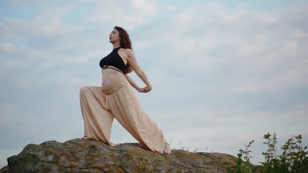 Беременная женщина занимается спортом на открытом воздухе — стоковое видео