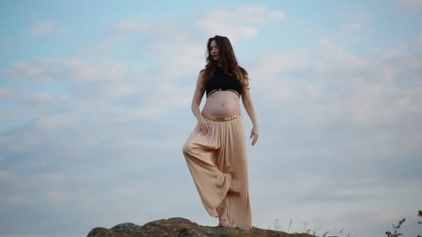 Gravid kvinna att idrotta utomhus — Stockvideo