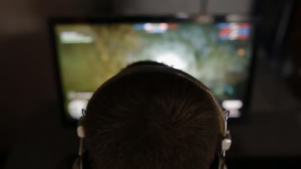 Молодой человек играет в видеоигры — стоковое видео