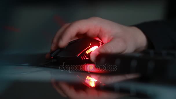 Young man play game using mouse. Closeup. — Stock Video