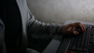 Fare kullanarak genç adam oyun oyun. Portre.