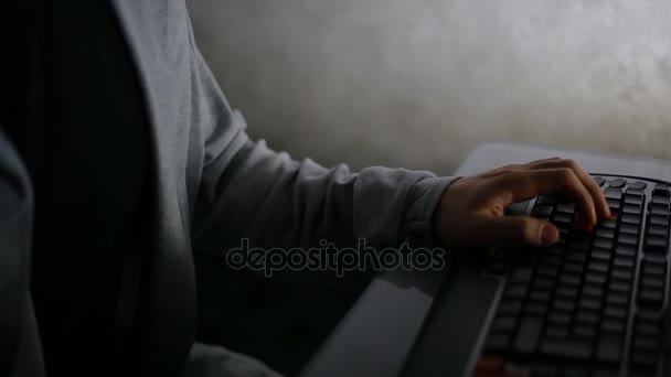 Jovem homem jogar jogo usando o mouse. Fechar. . — Vídeo de Stock