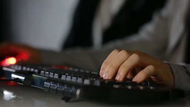 Young man play game using mouse. Closeup. — Stock Video