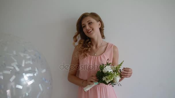 Porträt der kaukasischen Brautjungfer mit Strauß — Stockvideo
