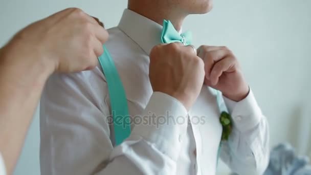 Groomsman aiutare lo sposo con il suo vestito — Video Stock