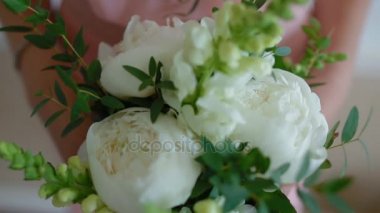 Buket çiçek Şakayık ile elinde nedime